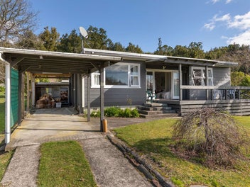 Quintessential Kiwi Bach and Man Caves Dream