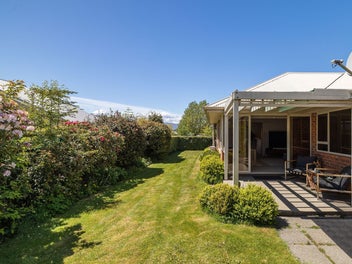 Mountain Views, Easy Care and Central