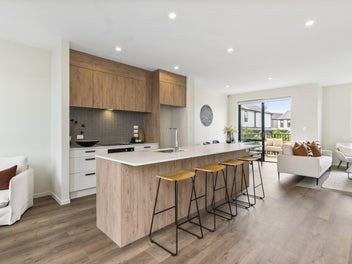 Near New, Chic Living!