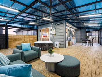 Over 400 m² Floor Area and LOADS of Parking!