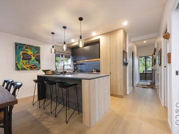 Modern Cottage on 809sqm - Bargain Buy!