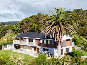 PRIVATE WITH SPECTACULAR WATER VIEWS