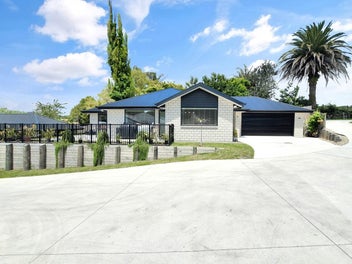 Perfect Blend of Town & Country!