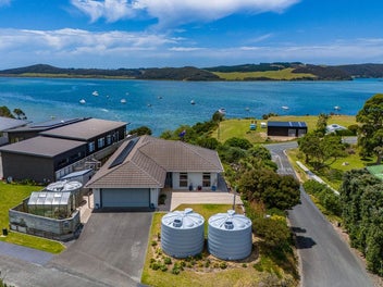 Stunning Hilltop Home in Pukenui Village