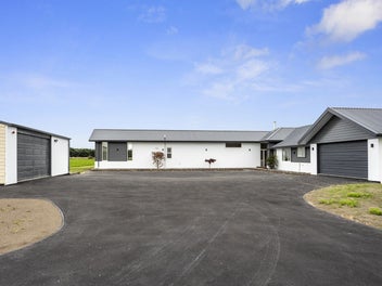 Blockbuster family home on lifestyle property