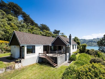 Escape the city! Idyllic home with lifestyle land.