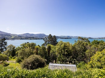 A serene hidden sanctuary, endless harbour views