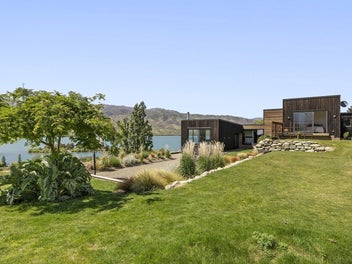 Uninterrupted Lake Views in Lowburn