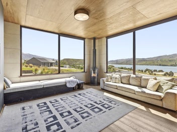 Stunning lake views in Lowburn