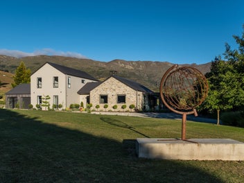 Luxury in Lowburn