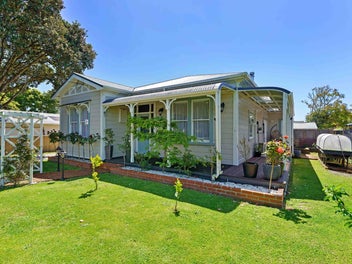 Classy and charming in the heart of Otaki