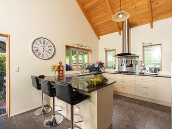 2.9ha, large family home plus shed
