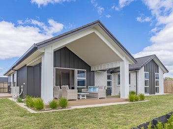 Modern Coastal Retreat with Space for Guests