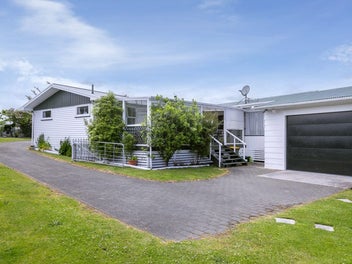 Large Family Home with Room for Extra Family!
