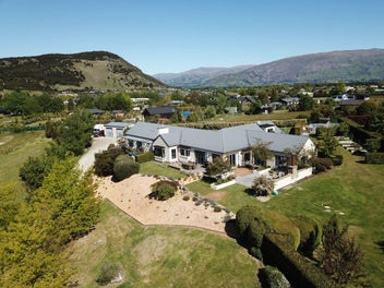 Remarkable 6-Bedroom Lodge/Home in Wanaka