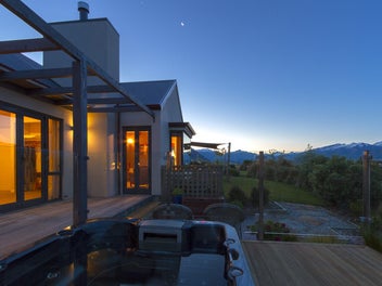 Remarkable 6-Bedroom Lodge/Home in Wanaka