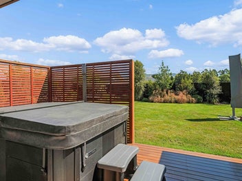 Peaceful Cul-de-Sac Living, Stunning Mountain View