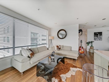 Convenient city living with harbour views