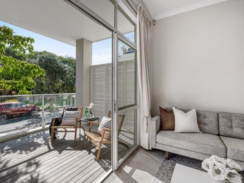OFFERS WANTED! Apartment with XL Garage