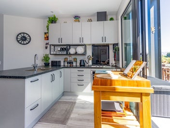 Spacious shed and modern living