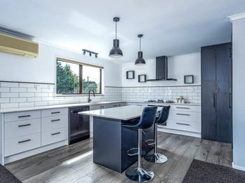 Handy To Fairlie With Stunning Outdoor Living