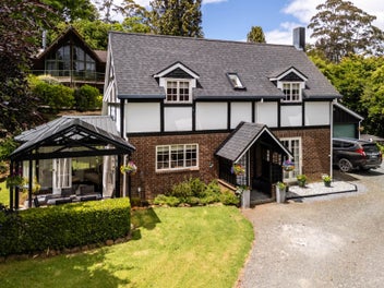 English Countryside Charm Minutes From Town