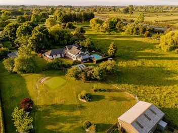 Tamahere, Paddocks, Golf & Sparkling Pool - 2.1227