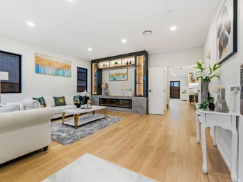 Brand new massive 8 bedrooms with granny