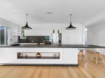 Exceptional Clifftop Retreat with Unrivaled Views