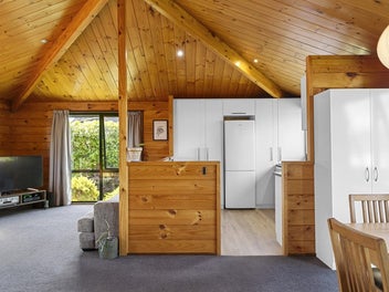 LOVEABLE LOCKWOOD IN HILLTOP!