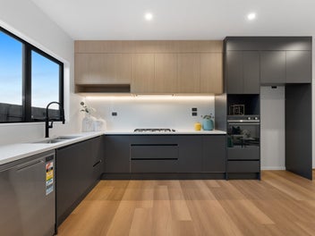 RARE- Double Garage on New Warkworth Ridge!