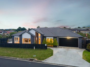Timeless Elegance in Tranquil Cul-de-Sac