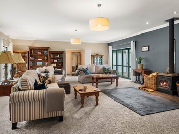 'Avalon' 2 Homes 5 Acres Close to Town