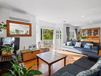 Family Home, Versatile Layout, 1,000m2 section