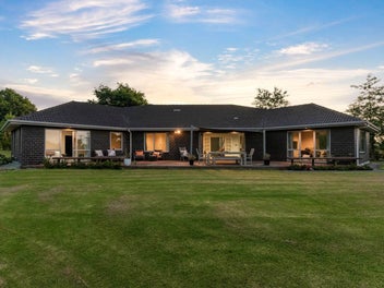 LUXE LIVABILITY - SUNLIT SHOWPIECE