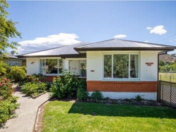 SIMPLY MOVE IN & ENJOY!
