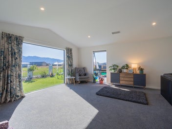 Sunny & Spacious Family Nest!