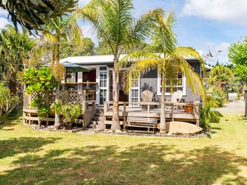 Classic Kiwi Bach by the Beach in Waipu Cove