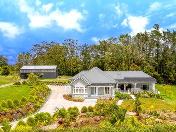 Luxurious Lifestyle with Expansive Workshop