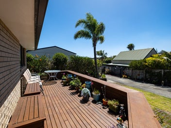 Immaculate Family Home and Man Shed!