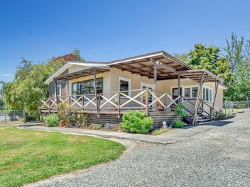 Expansive Garaging, Cozy Home on 3440m2