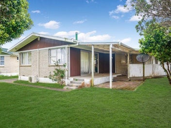 Price drop - Brick Beauty with Potential