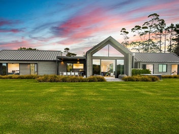 Luxurious Wainui Retreat + Legal Home & Income