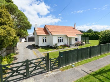 Charming 1940 Cottage with Expansive Grounds