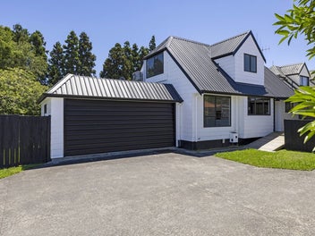 Prime Hamilton Lake Location!