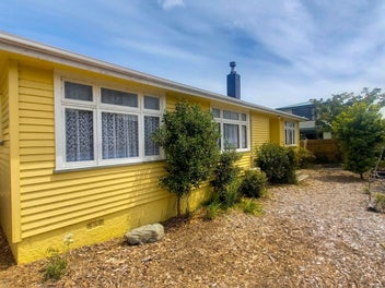Charming 3 Bedroom Home, Food Forest &...