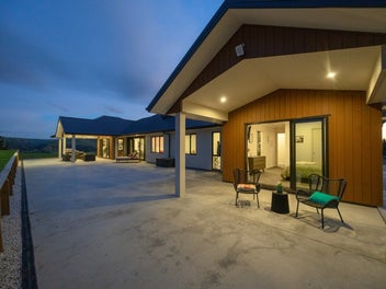 Spectacular Views - Executive on 12.77 ha Farmlet