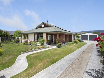 Family living & 4 car garaging!