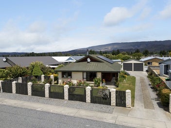Family living & 4 car garaging!