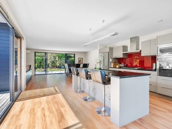 Spacious Beach House With Lush Surrounds